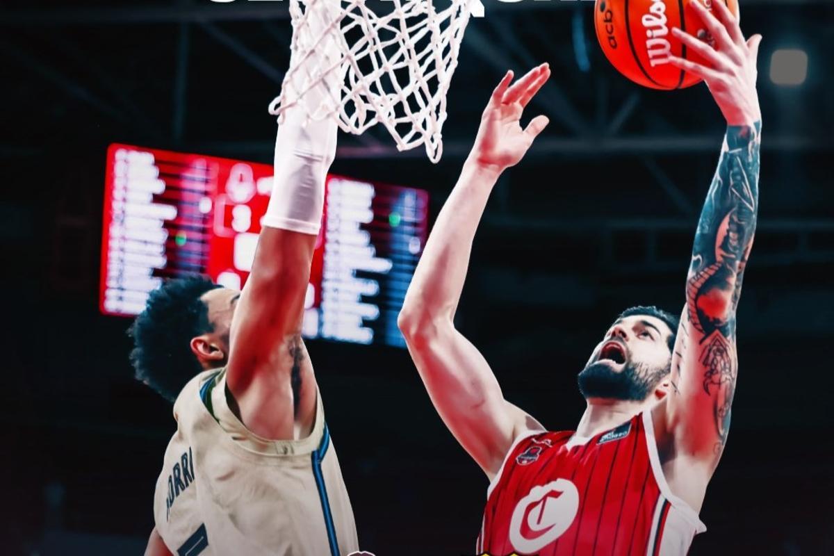 Miles Norris trata de taponar a Yusta, uno de los jugadores más peligrosos del Casademont Zaragoza