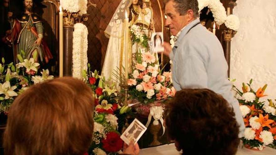 Los fieles realizaron las ofrendas a la Virgen en el interior de la capilla.