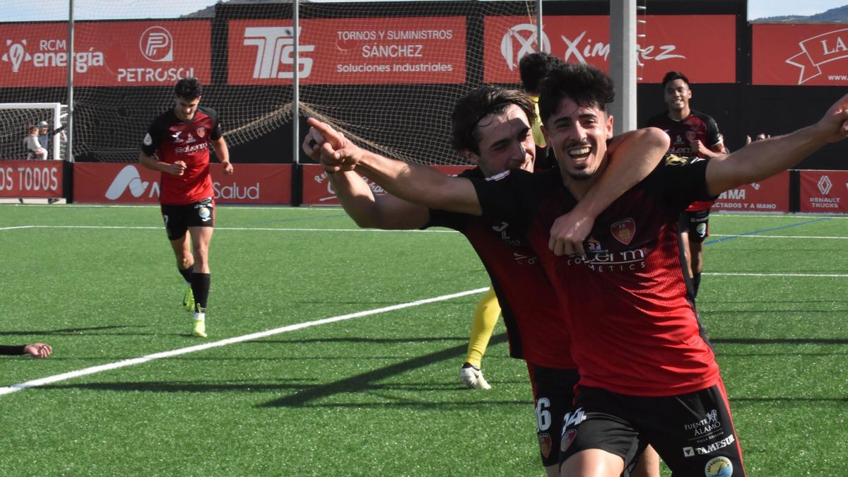 Los futbolistas del Salerm Puente Genil celebran un gol durante la pasada temporada.