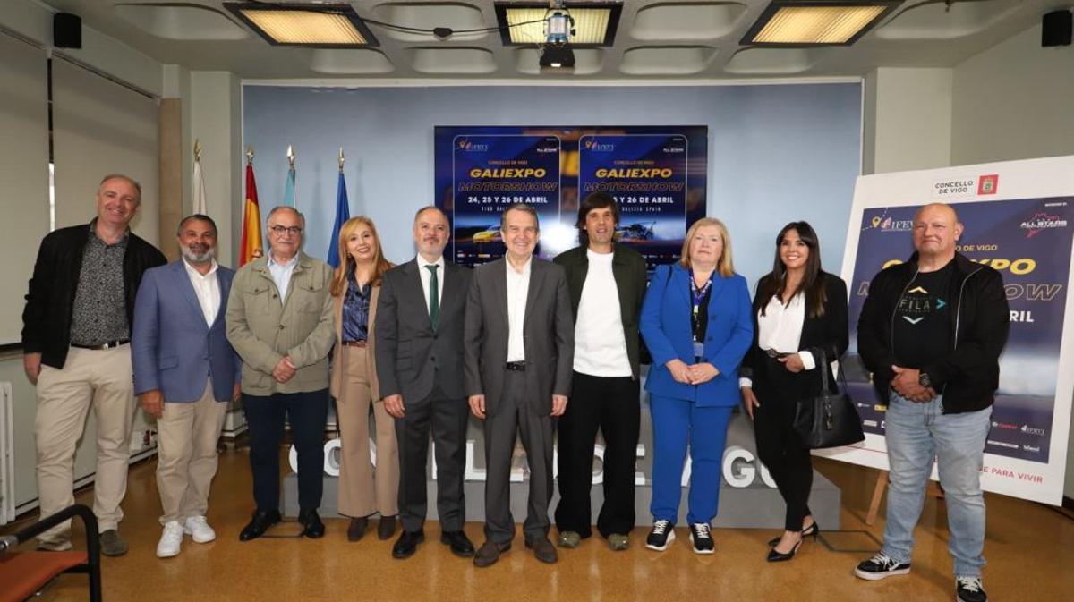 Caballero y Regades con los organizadores de la cita.