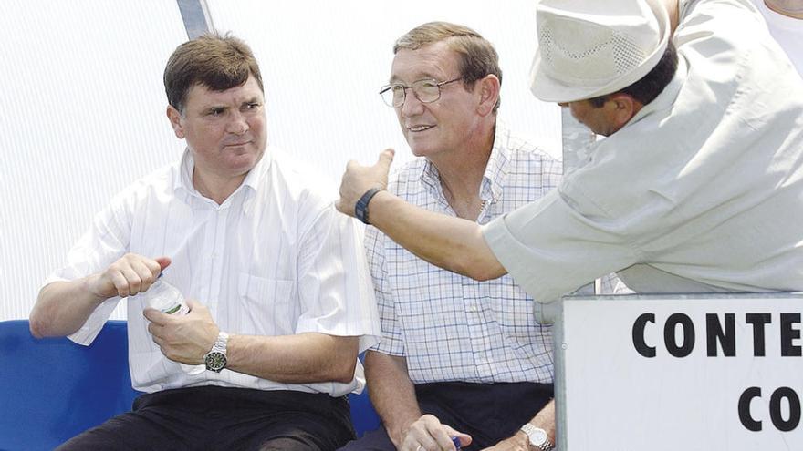 Ignacio Zoco, en el centro, junto a José Antonio Camacho en junio de 2003.