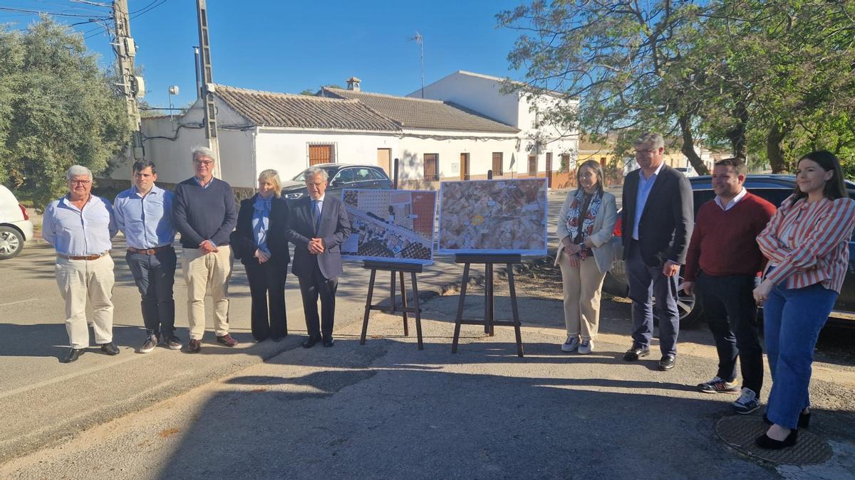 La Diputación de Córdoba presenta a los vecinos de Los Arenales el estudio para llevar agua potable a la aldea.