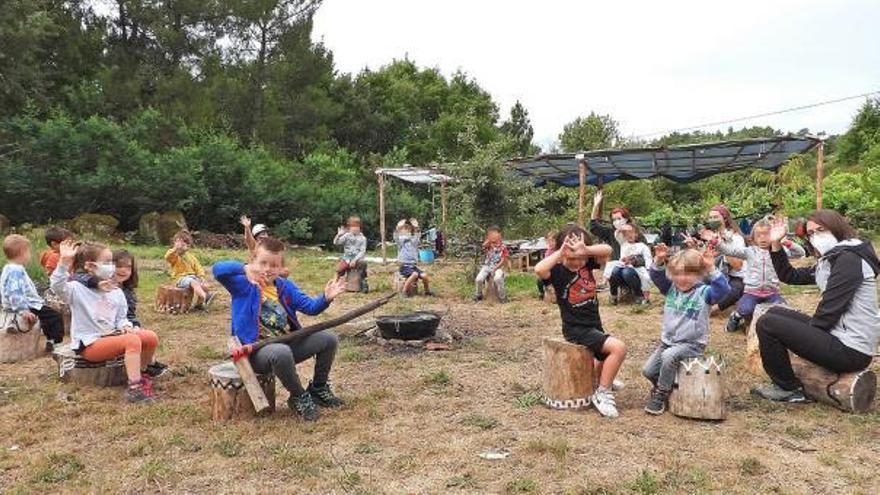 En los meses de julio y agosto, Aloumiños no Bosque se convierte en un campamento estival con menos de 20 niños. |   // FERNANDO CASANOVA