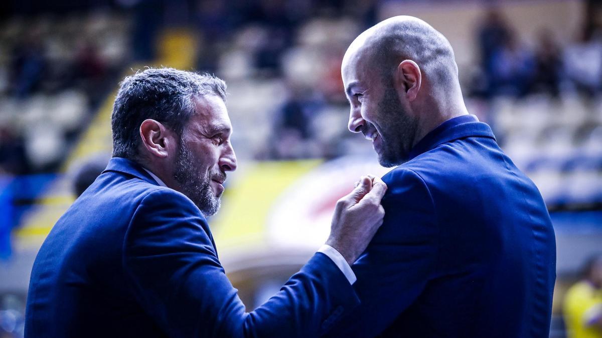 Ibon Navarro y Vassilis Spanoulis, entrenadores del Unicaja y del Peristeri.