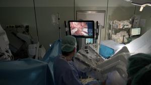Cirujanos de la Puigvert operan a un paciente con un robot Da Vinci, el pasado día 3 de julio.