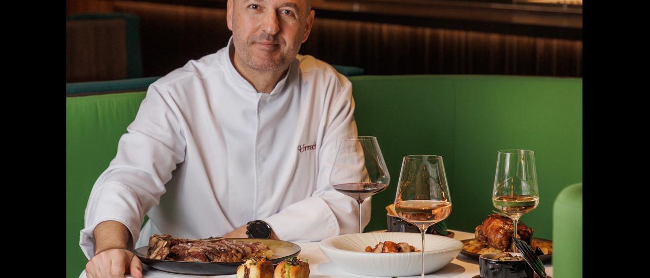 Íñigo Urrechu, con varios de los platos del asador Erre Barcelona.