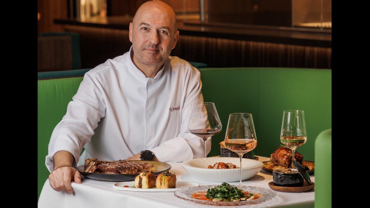 Íñigo Urrechu, con varios de los platos del asador Erre Barcelona.