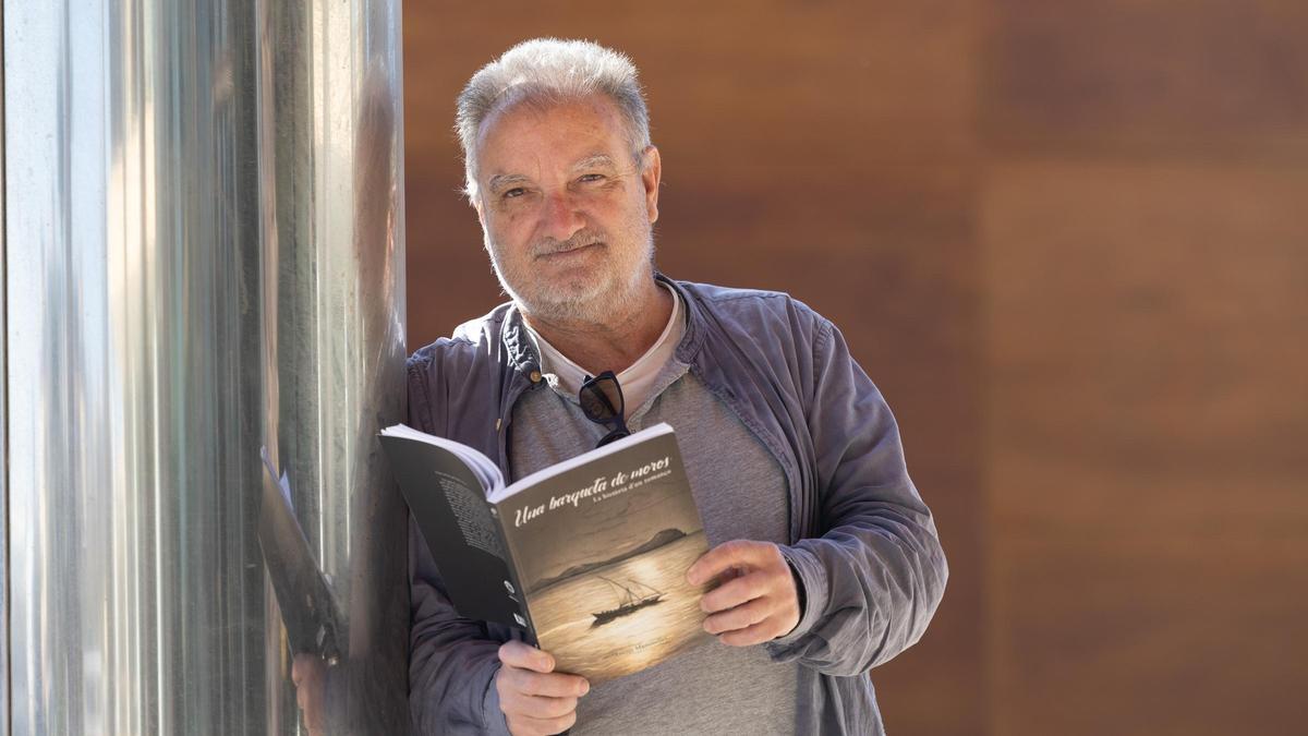 Toni Manonelles, ayer, en la sede de Diario de Ibiza con su nuevo libro.