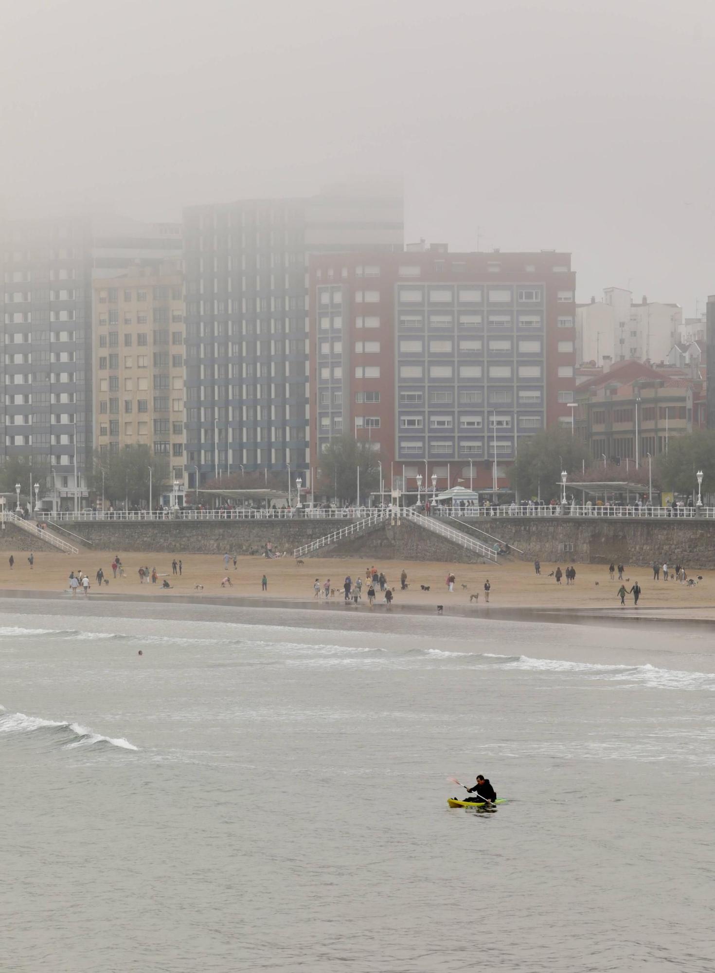 Gijón "desaparece" bajo la bruma (en imágenes)