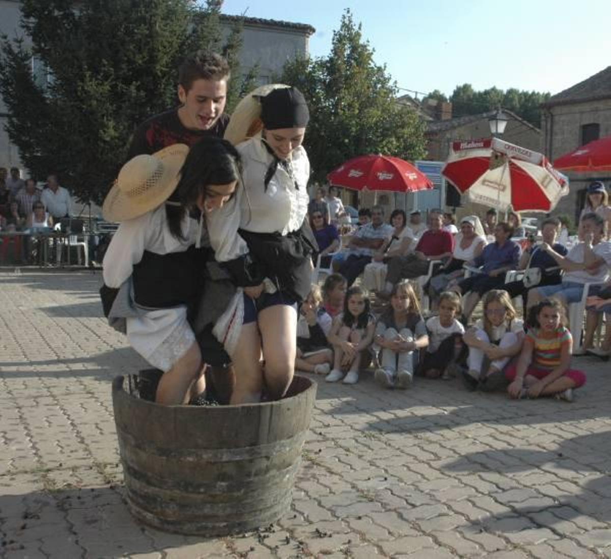Reparto de las tradicionales patatas de vendimia durante la fiesta celebrada el fin de semana.