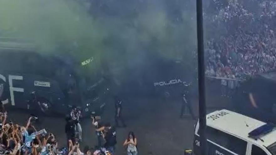 Recibimiento de play off para el Málaga CF en La Rosaleda an