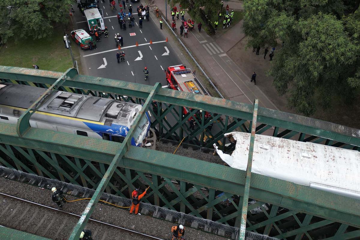 Tren de pasajeros se estrelló contra un tren de mantenimiento en Buenos Aires, dejando al menos 30 personas hospitalizadas, dos de las cuales estaban en estado grave