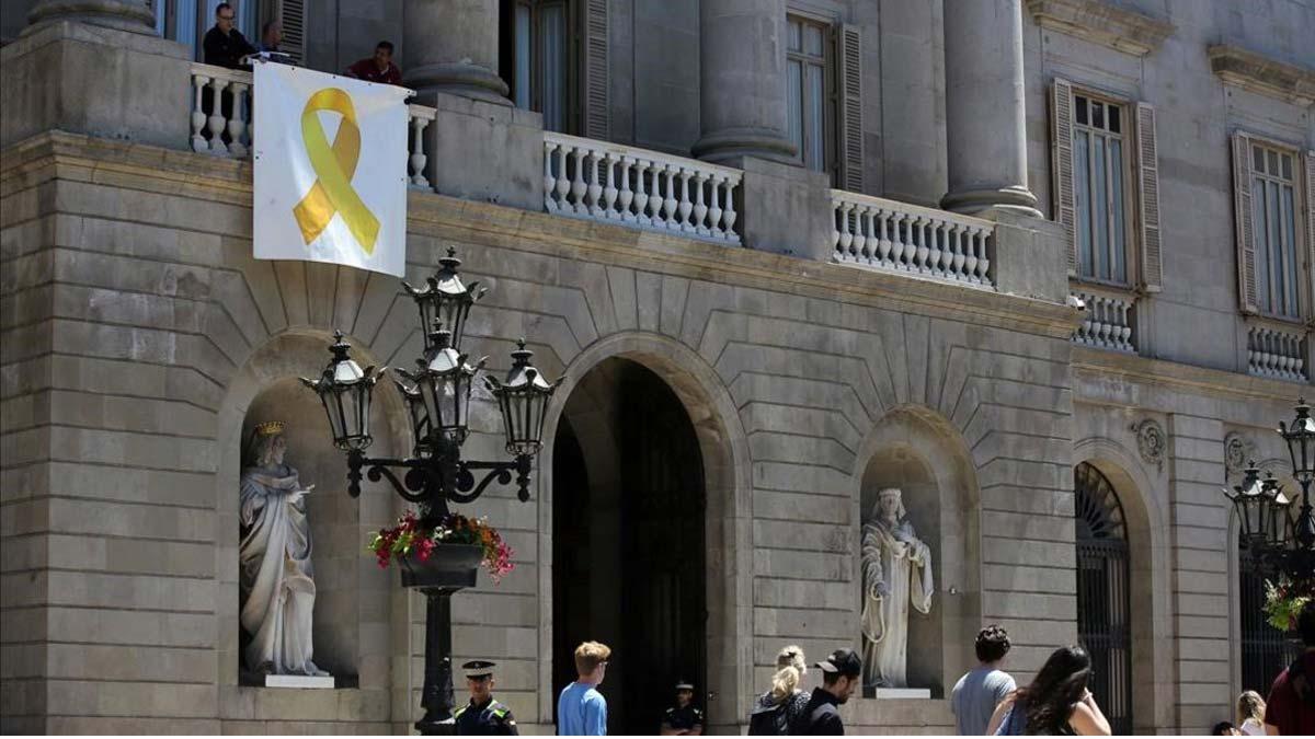 Jaume Collboni asegura que Barcelona retirará los lazos amarillos de las fachadas de edificios municipales. En la foto, el Ayuntamiento de Barcelona, con el lazo amarillo.