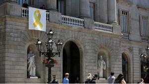Jaume Collboni asegura que Barcelona retirará los lazos amarillos de las fachadas de edificios municipales. En la foto, el Ayuntamiento de Barcelona, con el lazo amarillo.