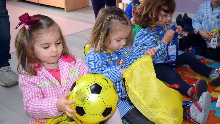 Algunos niños observando sus regalos.