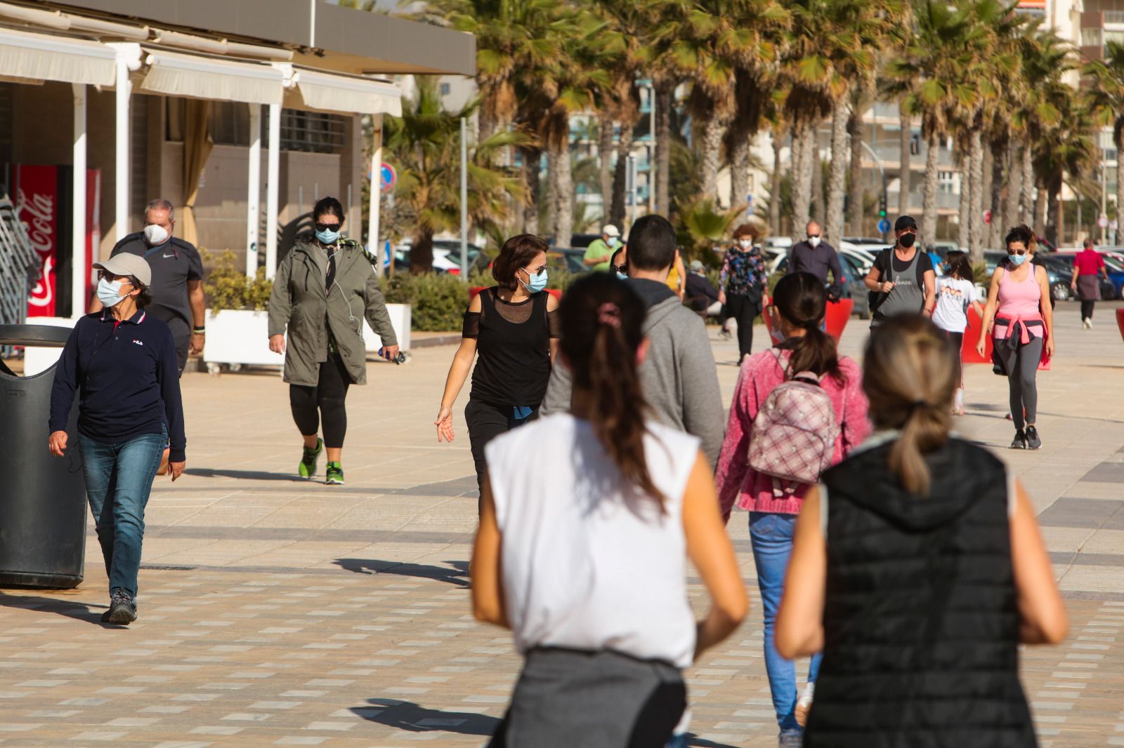 Ambiente primaveral en la playa de San Juan el primer sábado de febrero