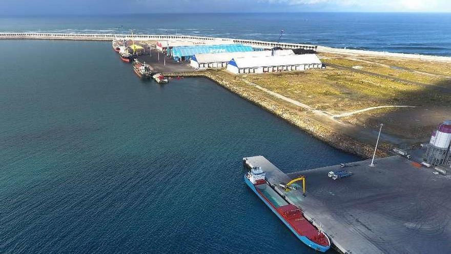 A la derecha al fondo, junto a las naves, superficie que ocupará Oil Deposit Corunna en el puerto exterior.