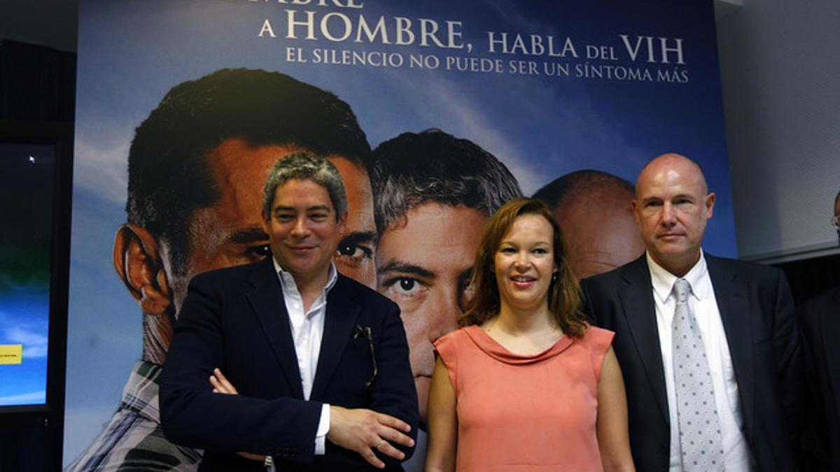 La ministra de Sanidad, Leire Pajín, junto a Boris Izaguirre e Íñigo Lamarca, en la presentación de la campaña.