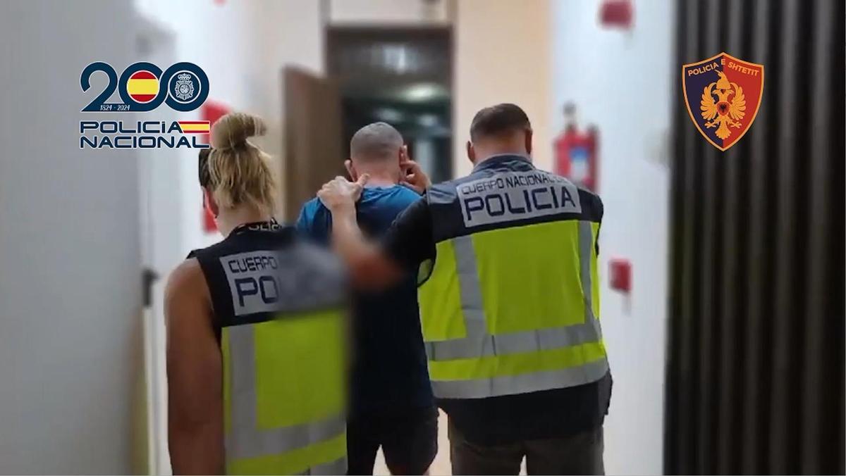 El momento en el que la Policía detiene a un fugitivo albanés en la lista de los más buscados