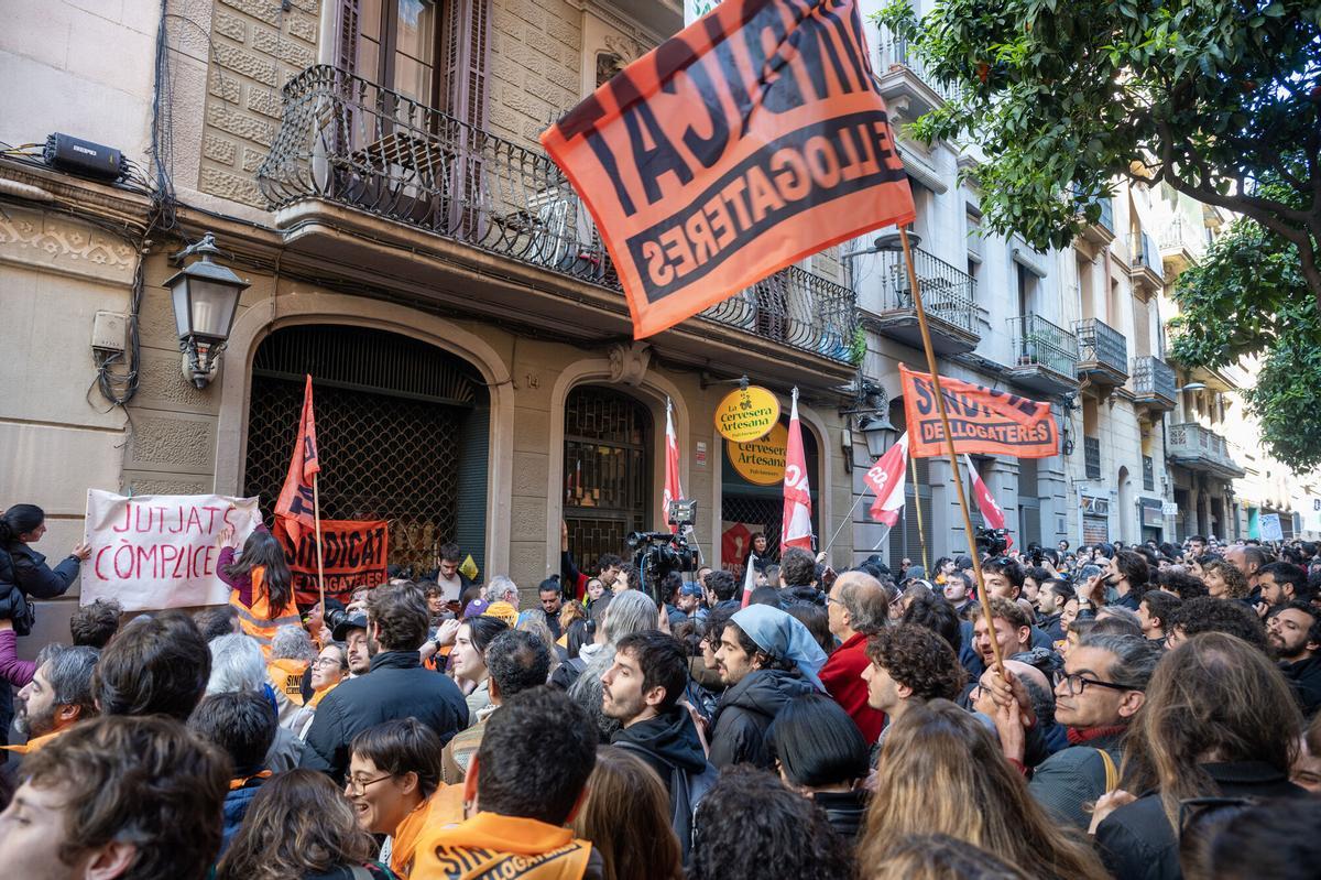 Concentració enfront del número 14 del carrer de Sant Agustí a Barcelona, el dia del primer intent de desnonament de Txema.