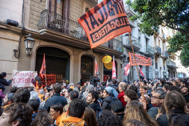 La jutgessa acorda paralitzar el desnonament de Txema, veí del bloc Sant Agustí