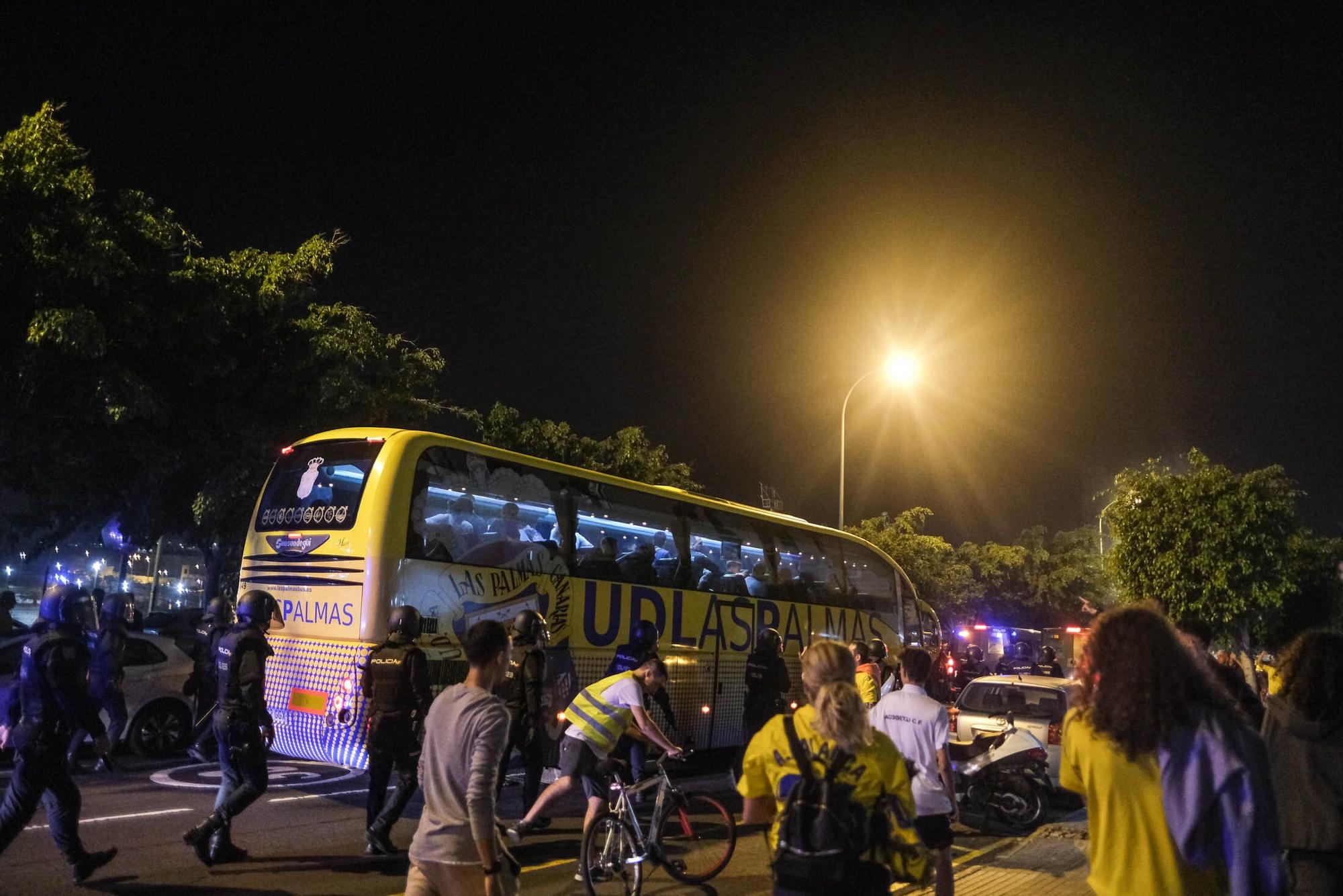 Los aficionados de la UD Las Palmas reciben la guagua con los jugadores antes del derbi