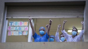 Varios sanitarios del el Hospital Dos de Maig de Barcelona salen a aplaudir a los ciudadanos que les aplaudían en losm peores momentos de la pandemia del coronavirus.