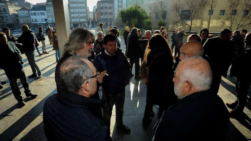 Representantes de las comunidades de montes de Vilagarcía, ayer antes de comenzar la asamblea en el Auditorio municipal. // Iñaki Abella