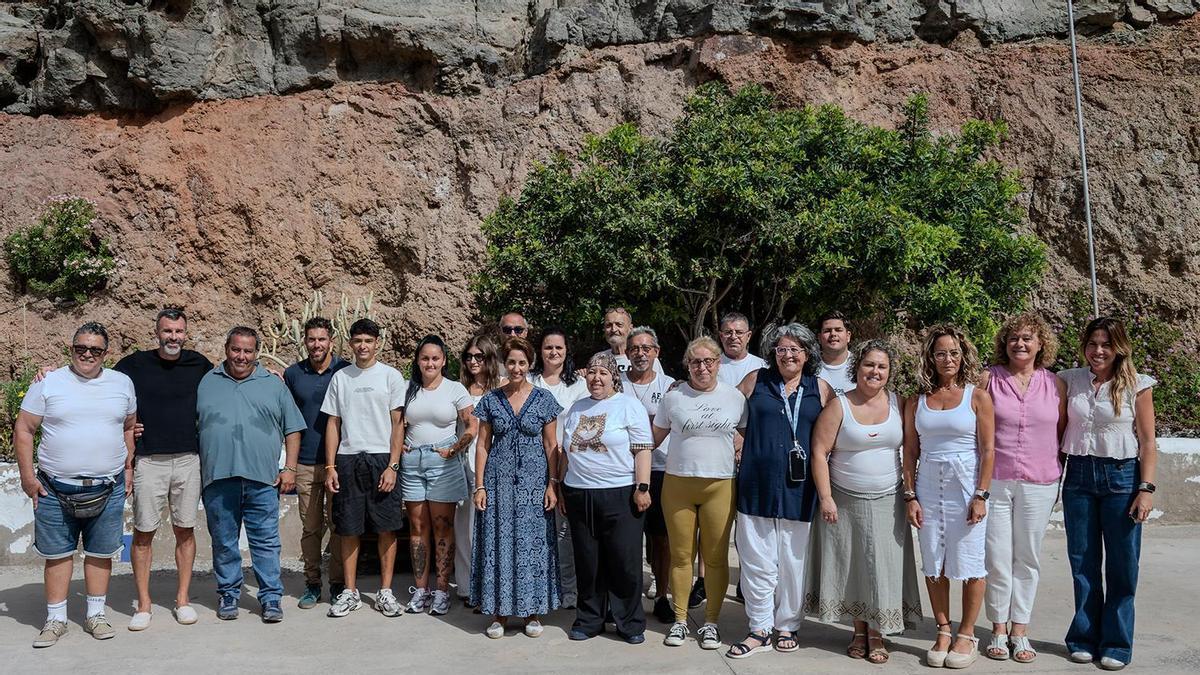 La alcaldesa de Mogán, Onalia Bueno, junto a concejales del grupo de gobierno, docentes y alumnado del PFAE Mogán Agrojardín.
