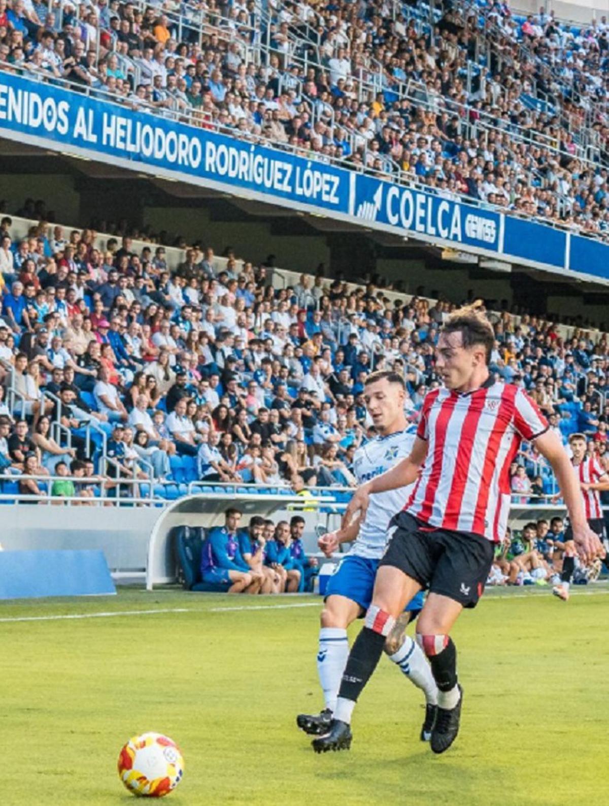 César Álvarez corre tras el balón en el duelo de la primera vuelta. |