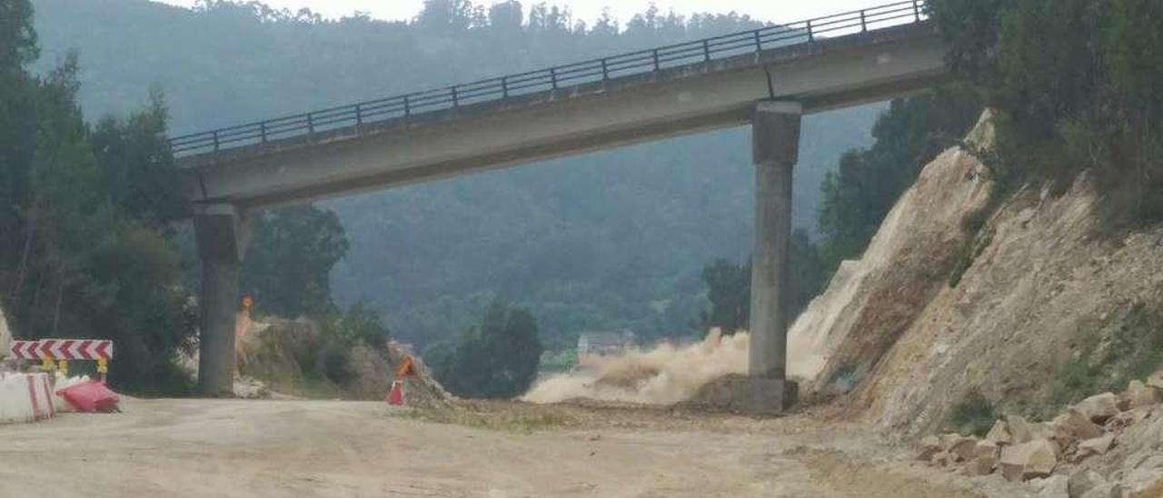 El momento de la explosión de ayer a las 17.00 horas, que ocasionó un corte en el Corredor de cuatro minutos. // S.A.