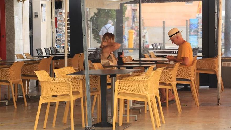 Turistas en una terraza de Cartagena.