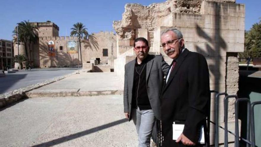 El diputado Federico Buyolo y el edil Miguel Ors, en el entorno del Palau de Altamira y el MAHE.