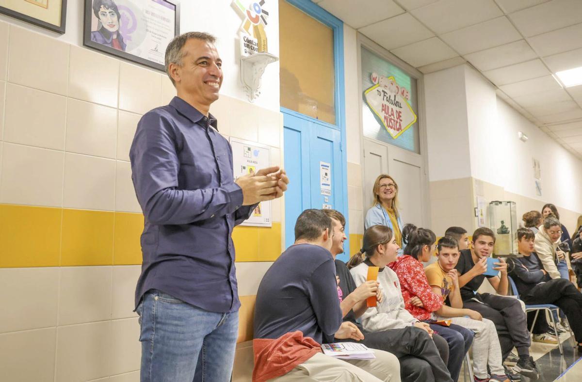 El concejal Carlos Coira destacó el gran trabajo que se realiza en el CEE de Vilagarcía. |  Iñaki Abella