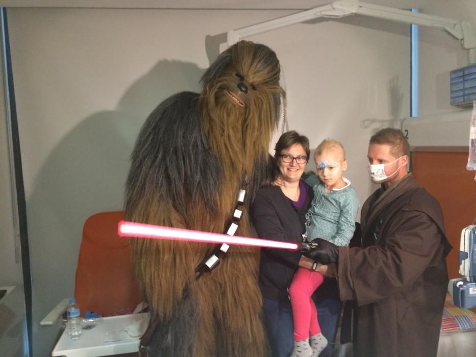 Star Wars visita a los niños de Pediatría de Son Espases