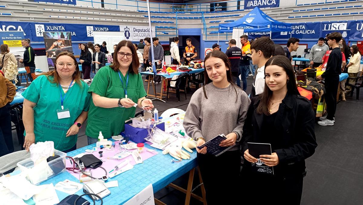 Enfermeras con Iria y Andrea, que quieren estudiar Medicina