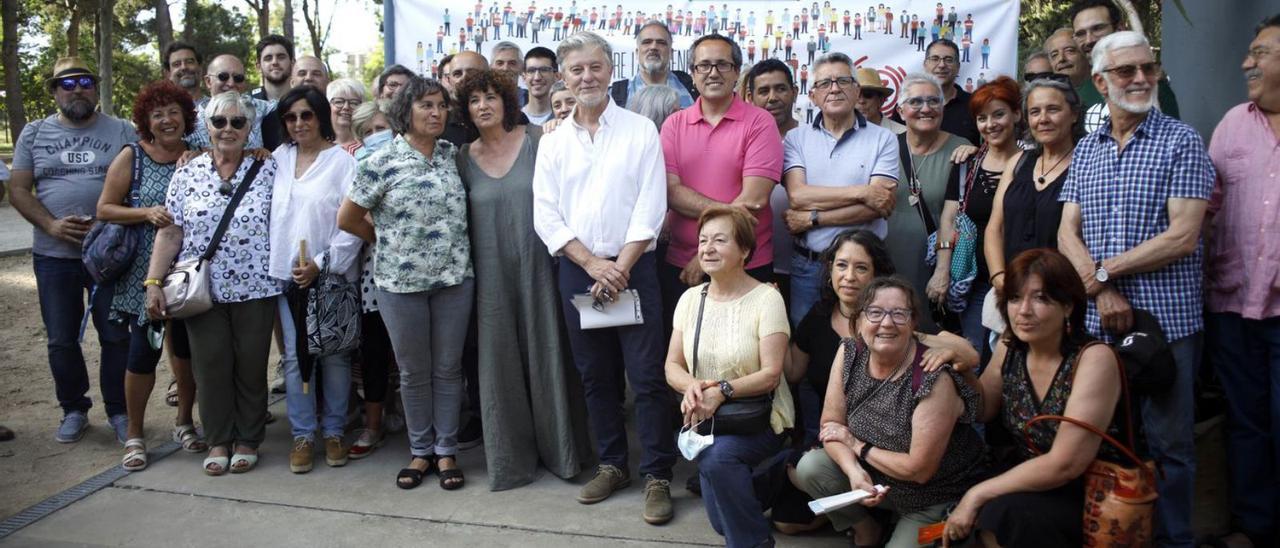 Foto de familia. En el centro, Broto, Sánchez, Santisteve y Cubero junto con más simpatizantes de ZeC.