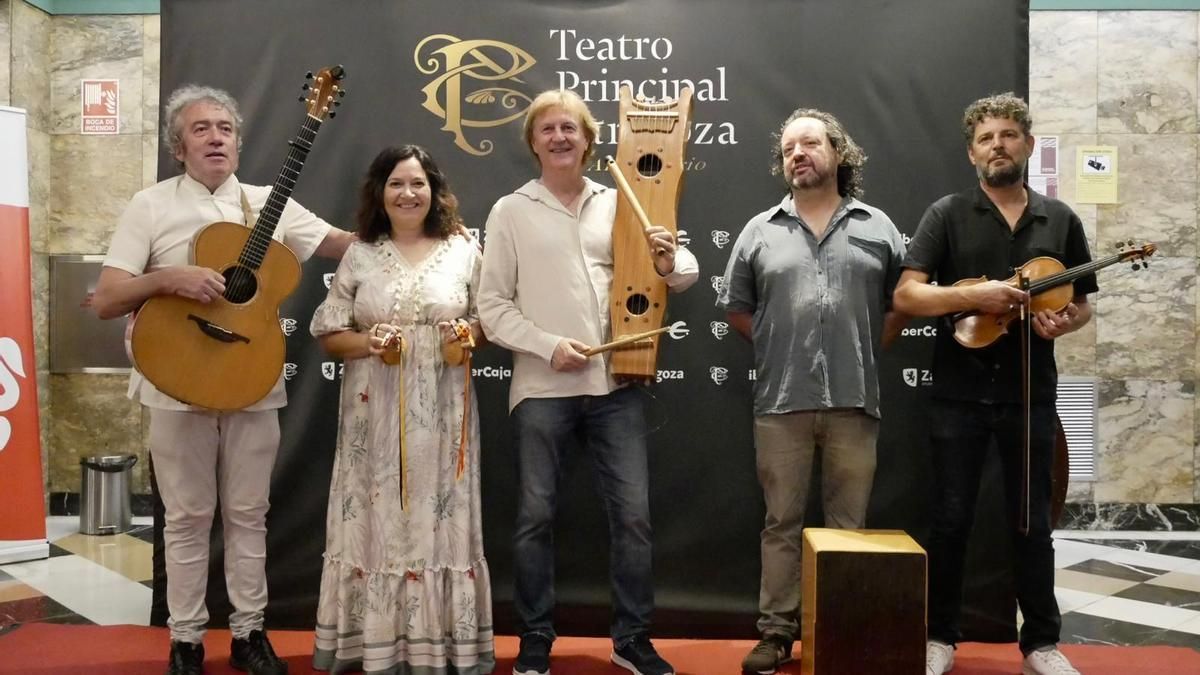 Biella Nuei, en el hall del Teatro Principal en la presentación de su concierto.