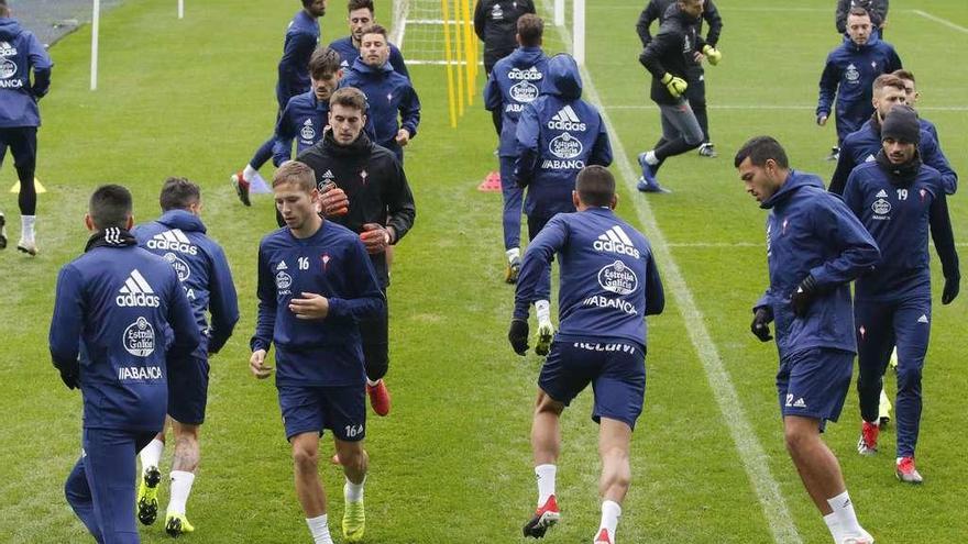 Los jugadores del Celta, durante un entrenamiento en Balaídos. // Alba Villar