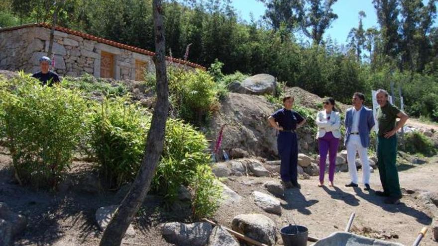 Arévalo y Soto visitaron, ayer, el resultado de los trabajos en la aldea de Alfacuca.  // Faro