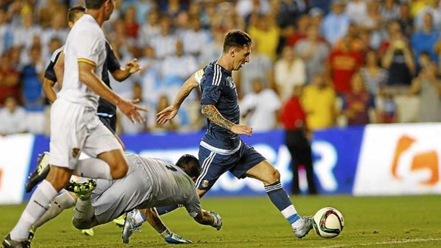 Leo Messi supera al porter bolivià i es disposa a marcar el segon gol