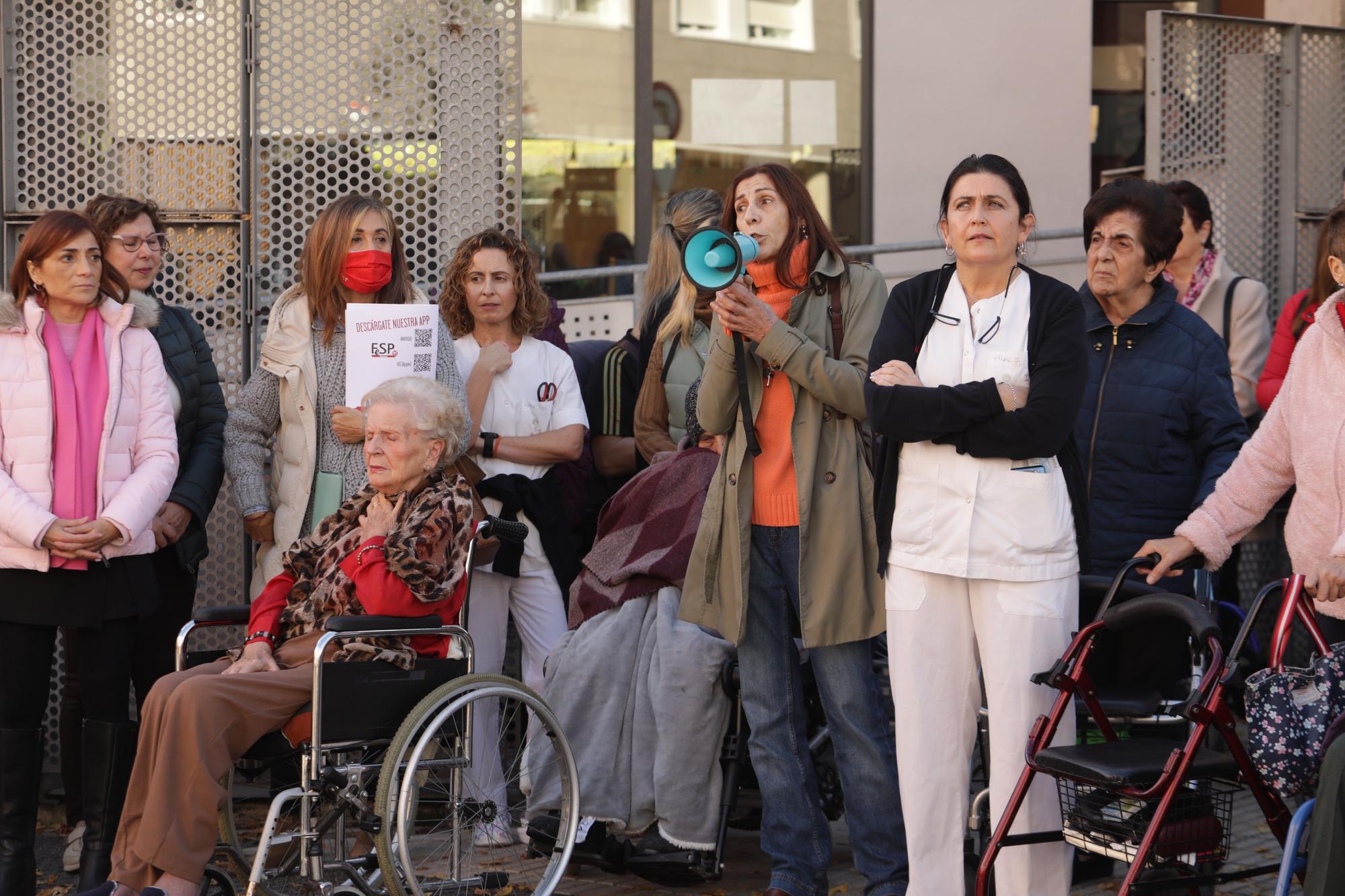 En imágenes: Protesta de los usuarios de la residencia Aurora Álvarez de Gijón por el recorte de plantilla