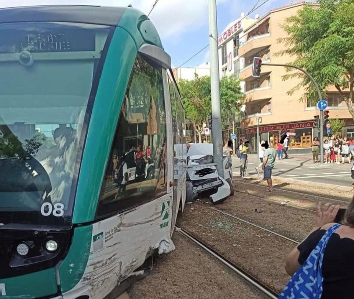 Tres ferits pel xoc del Trambaix amb un cotxe a Cornellà de Llobregat