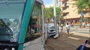 Tres ferits pel xoc del Trambaix amb un cotxe a Cornellà de Llobregat