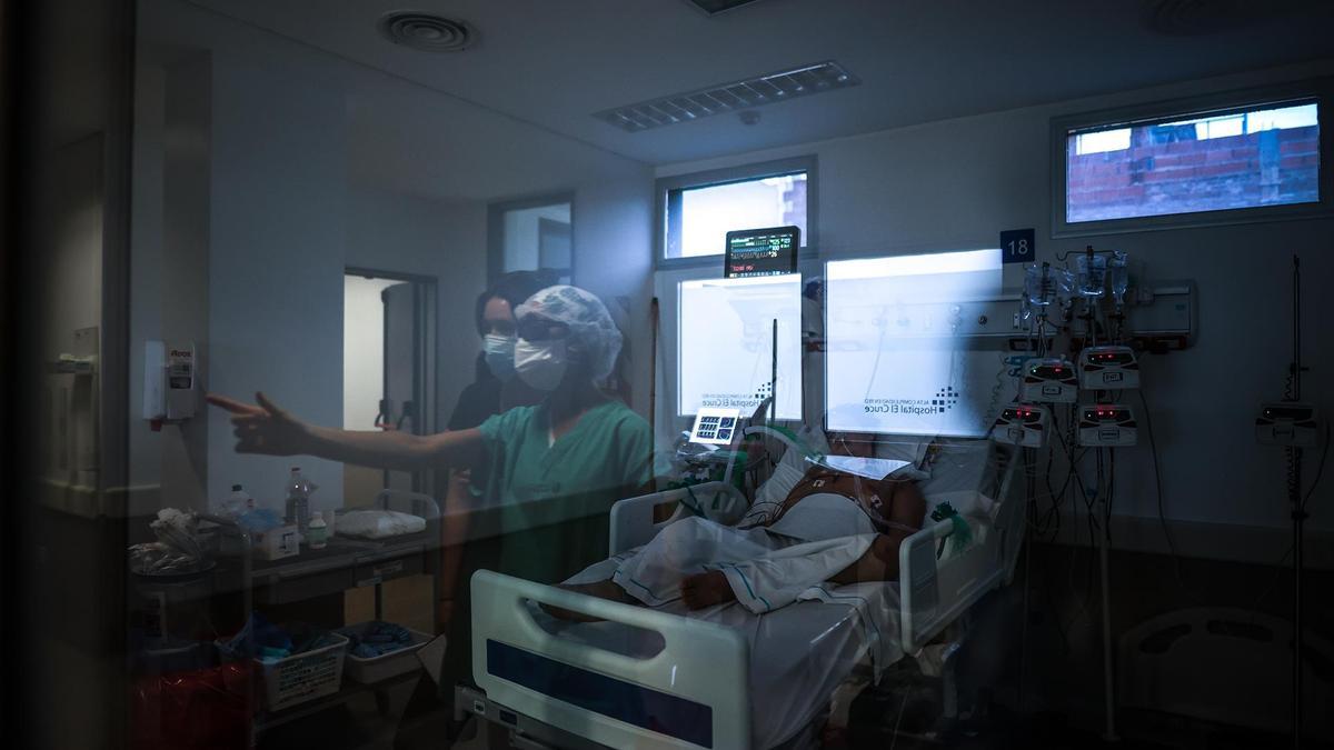 Médicos y enfermeros trabajando en una Unidad de Cuidados Intensivos de Buenos Aires.