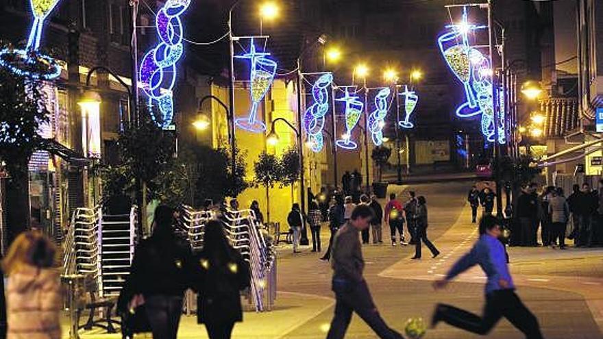 Alumbrado navideño en la calle Pablo Iglesias de Piedras Blancas.