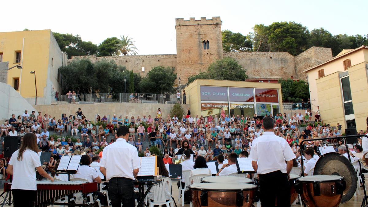 El festival compta també amb algunes actuacions vespertines amb llum natural.