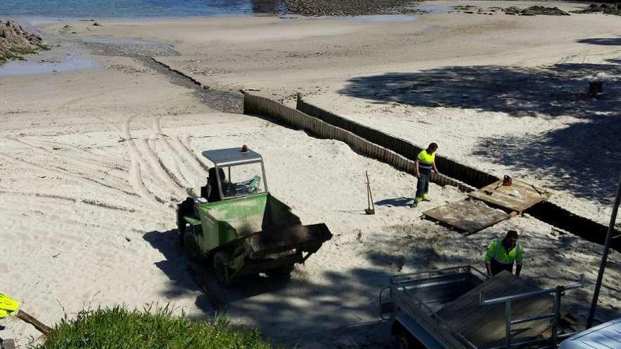 Trabajos de mejora en la playa de Veigue. El Concello adjudicó ayer la limpieza de arenales.