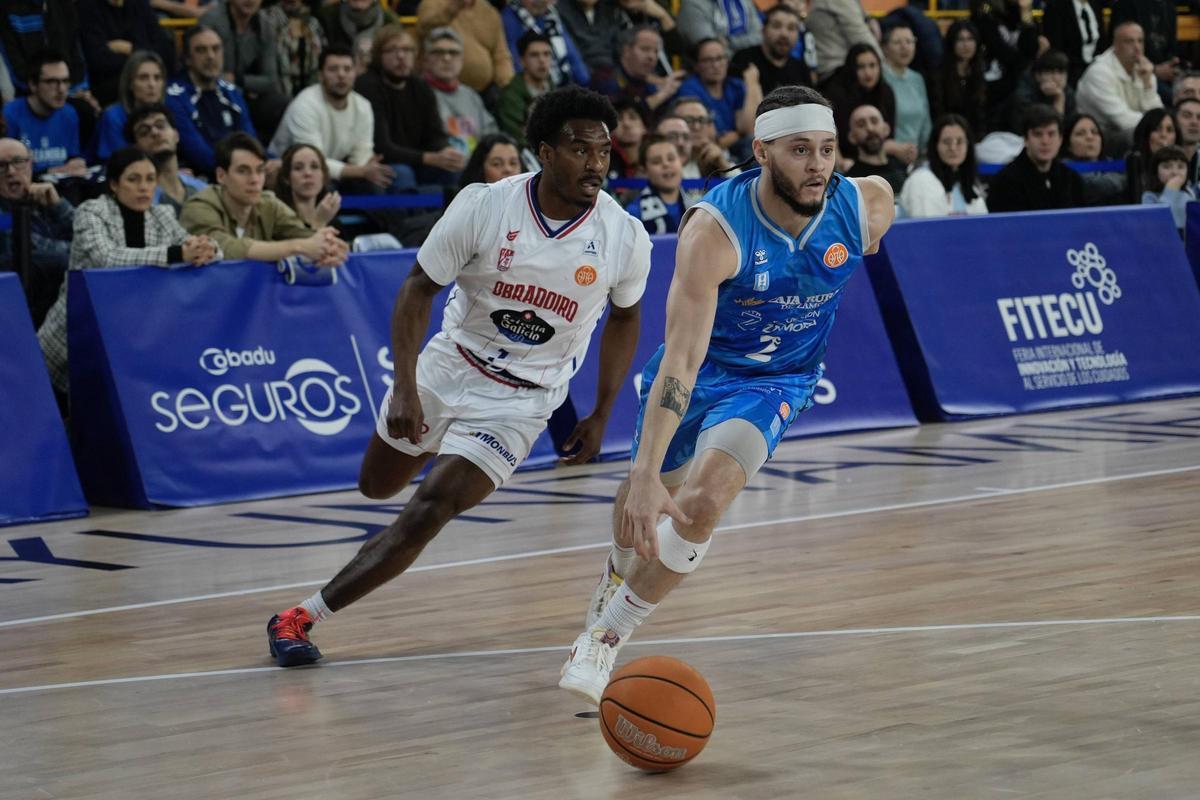 Un lance del partido entre el Zamora y el Obradoiro