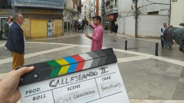 El cronista oficial de Montilla, José Rey, atiende al periodista Fernando G. Haldón, durante el rodaje de un documental.